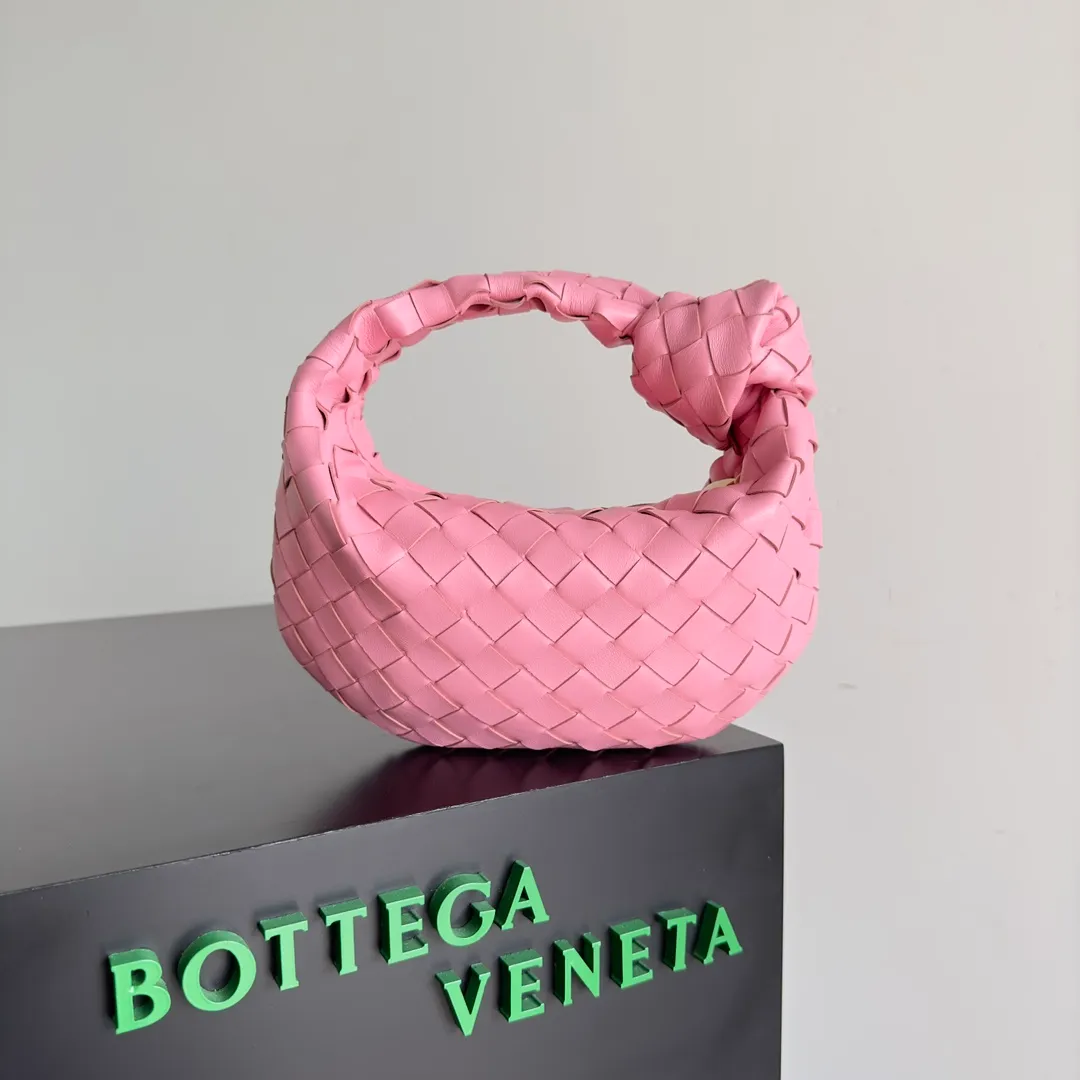 Batch 1120 Bottega veneta͙.——- The latest woven knotted hobo🔥 The top-grade lambskin leather is very soft, the bag shape is unique, practical and durable. It retains the traditional woven elements while being a little more flamboyant ~ Made of hand-woven sheepskin, zipper opening and closing, curved seamless structure, effortless to match. Highly recommended⚠️⚠️⚠️ The most high-end in the market🌈 Welcome to compare [Factory complete package] size: 23x15x5cm.   Model: 651876